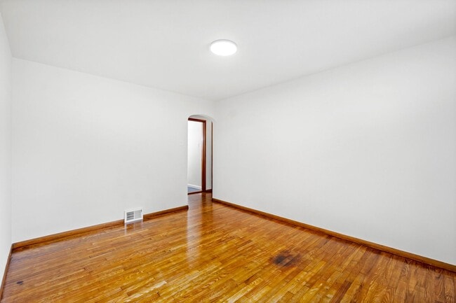 Building Photo - AVAILABLE AUGUST 1ST! STUNNING 3 BEDROOM IN BEECHVIEW!