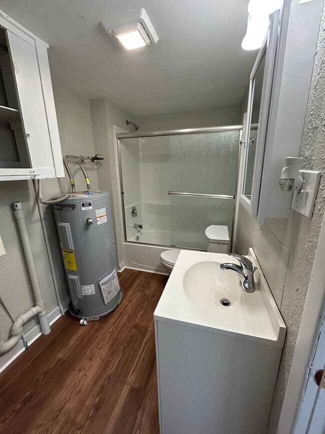Building Photo - 1 bed + 1 bonus room apartment in Laurel