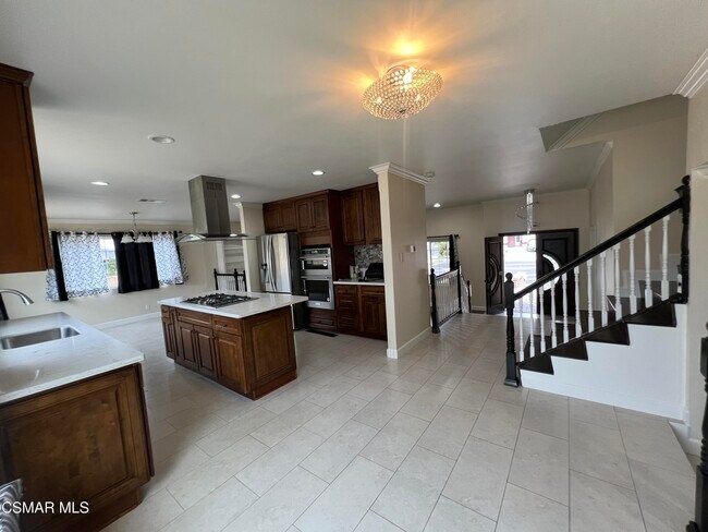 Building Photo - 334 W Avenida De Las Flores