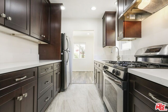 Building Photo - 1722 N Ave 45