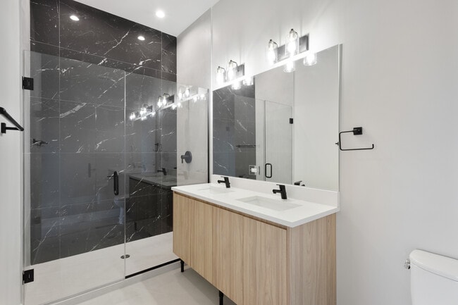 Building Photo - 2505 W Farragut Ave