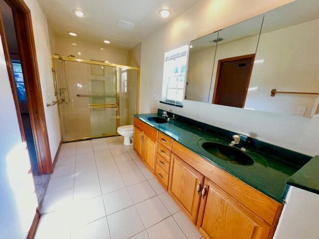 Building Photo - 320 Columbus Cir