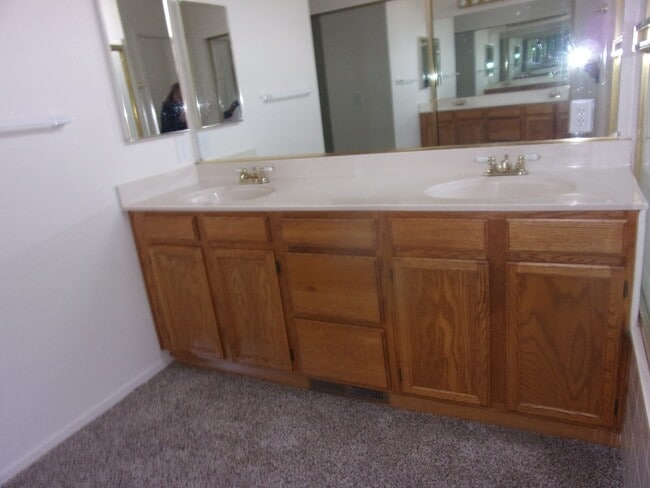 Building Photo - 853 Vassar Dr