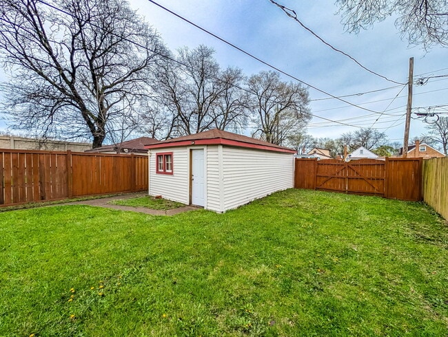 Building Photo - 631 Balmoral Ave