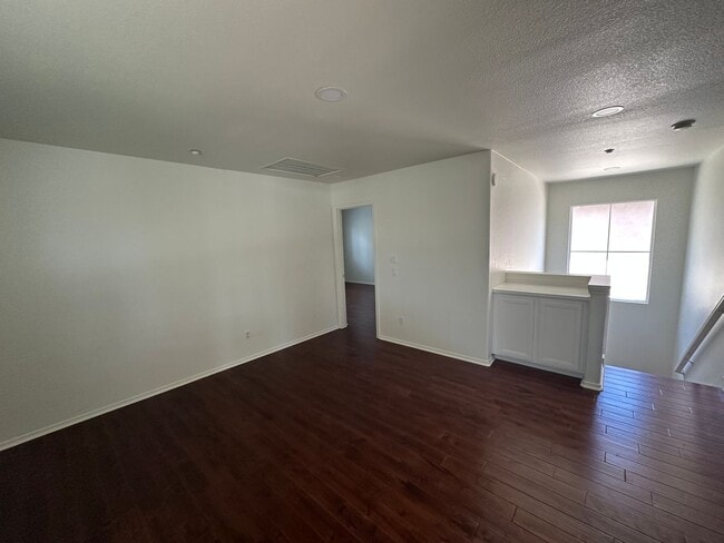 Building Photo - AVAILABLE NOW!!! 3 Bedroom 3 bath Private OASIS backyard in Vista, CA.