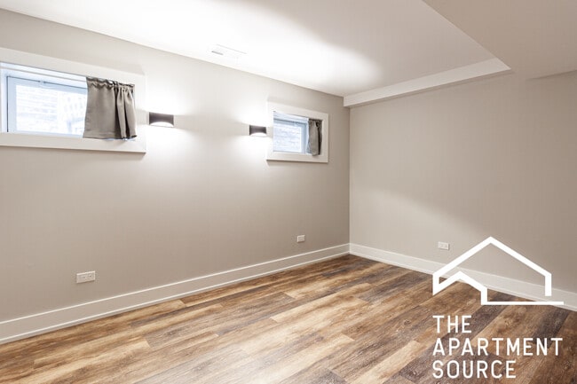 Building Photo - 2509 W Diversey Ave