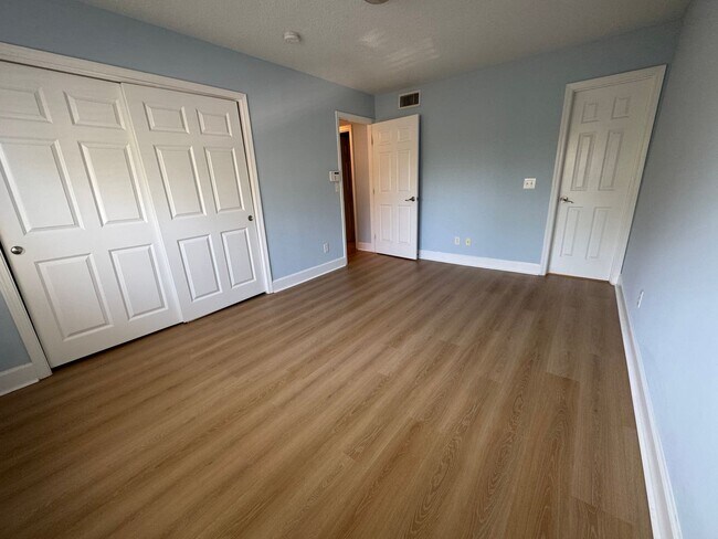 Building Photo - Fall Into Savings – First Month Free 2 Bed...