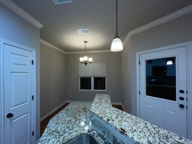 Building Photo - Town home for rent