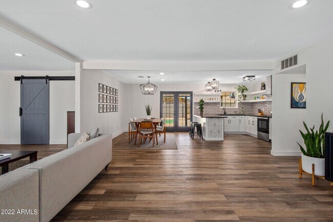 Building Photo - 8328 E Palm Ln