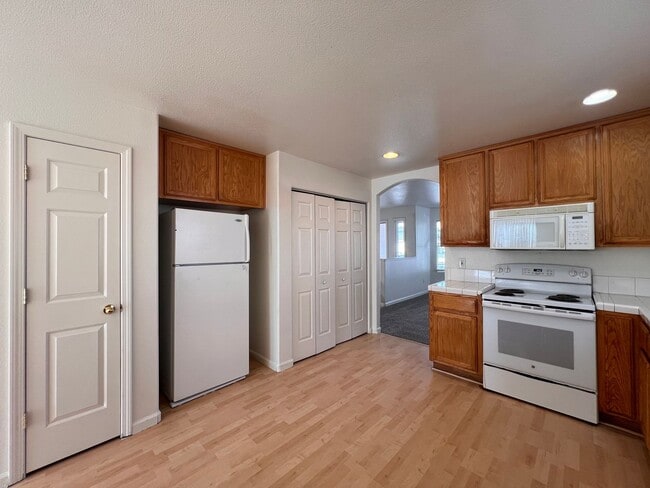 Building Photo - Large 4-bedroom home located in the Countr...