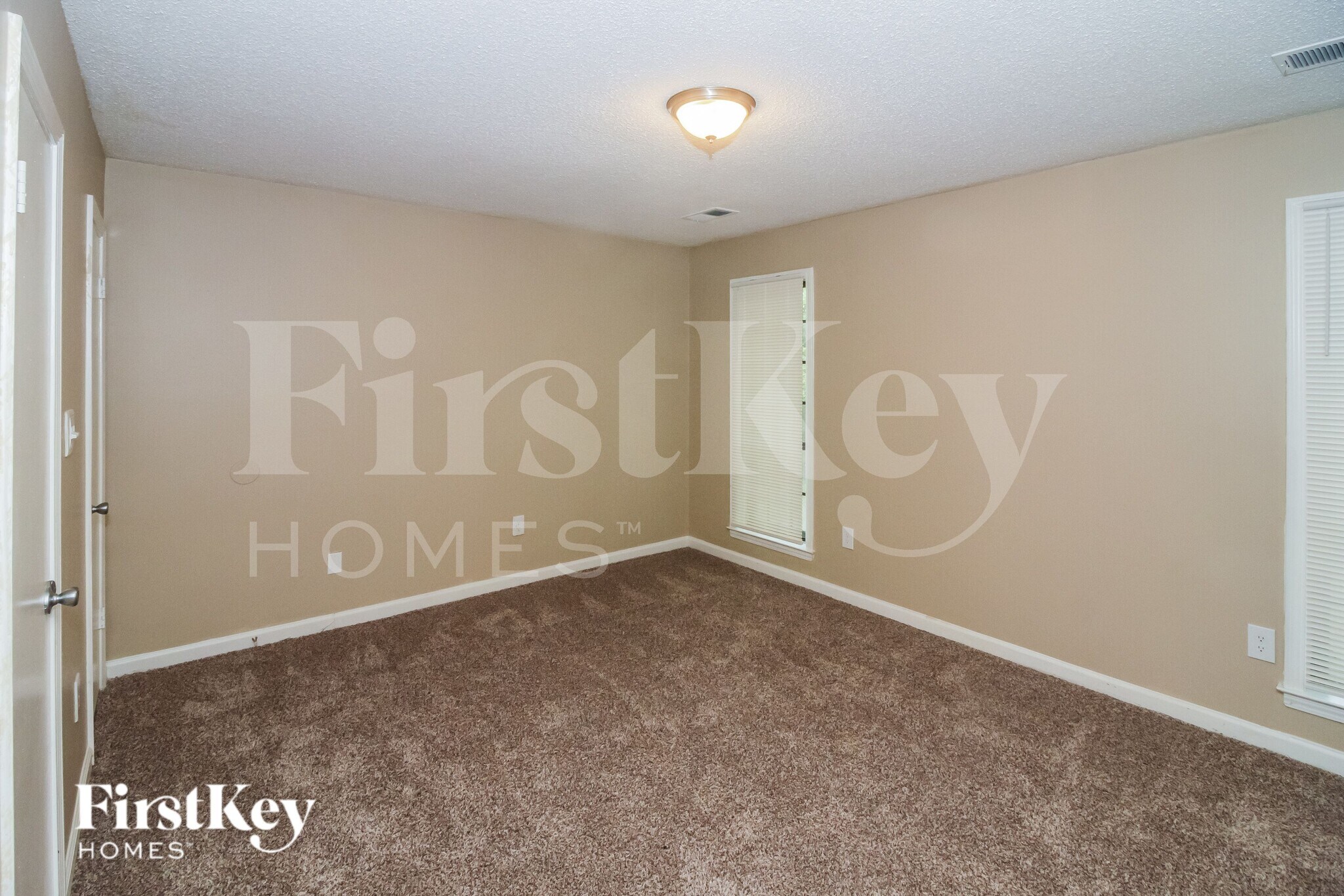 Building Photo - 3833 Lucerne Dr