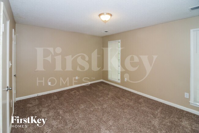 Building Photo - 3833 Lucerne Dr