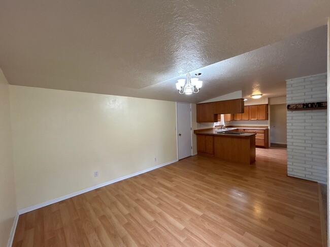 Building Photo - 3 Bedroom / 2 Bathroom in Bend's Orchard D...