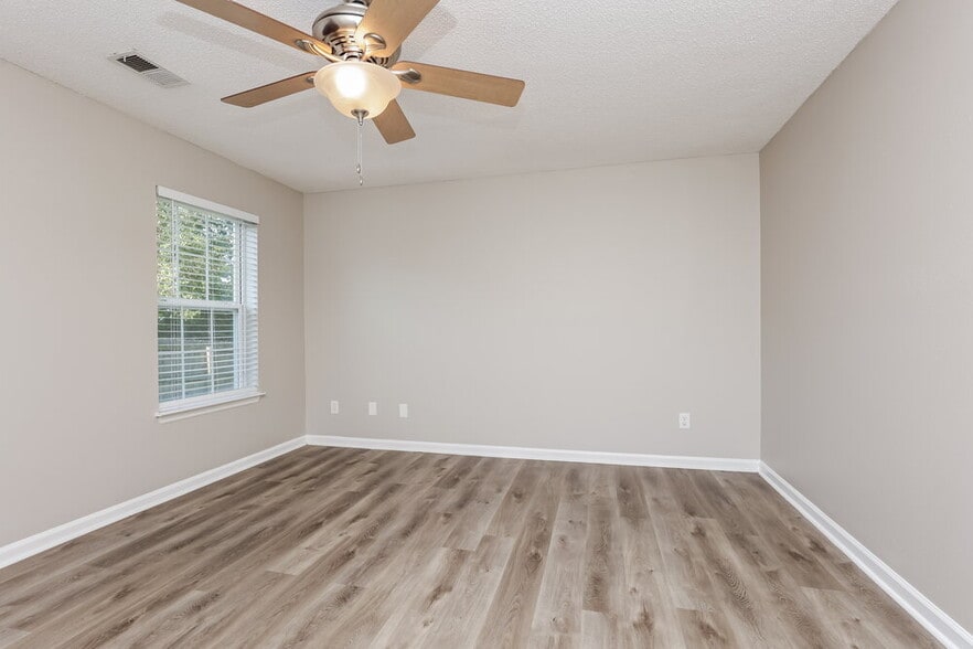 Building Photo - 321 Lake Forest Dr