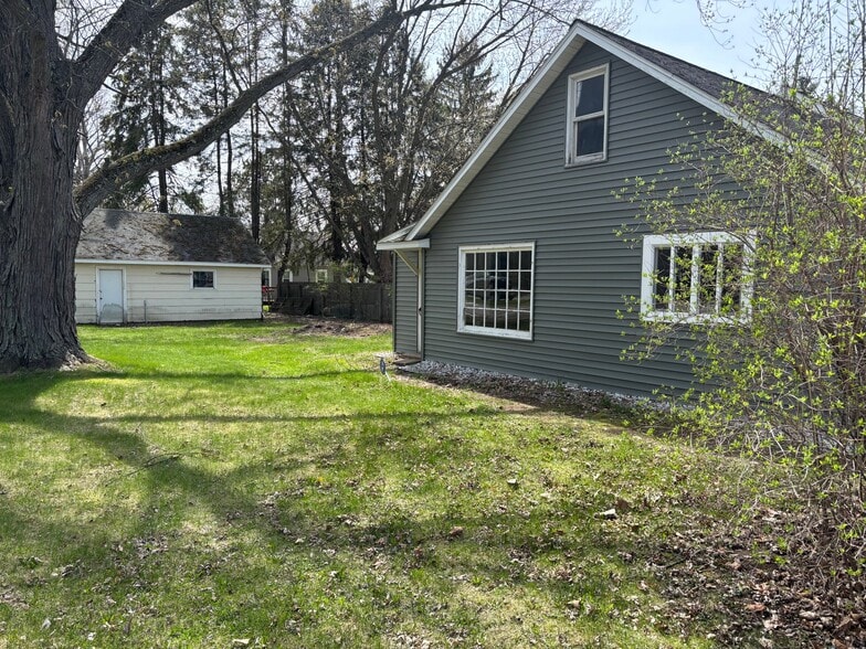 Building Photo - 1701 W Porter St