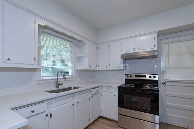 Building Photo - 2864 Hawthorne Dr