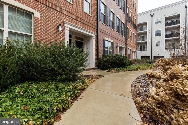 Building Photo - 207 Brinley Ct