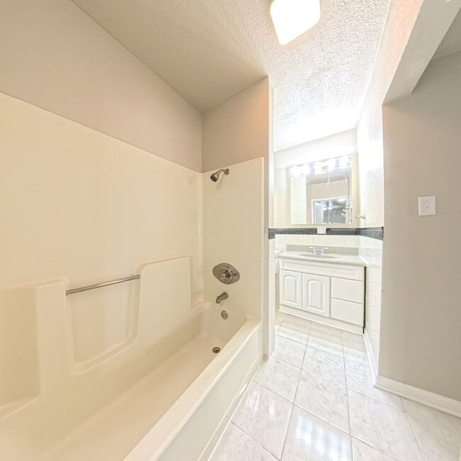 Building Photo - Newly updated 2 bedroom 1 bathroom home-Melcher