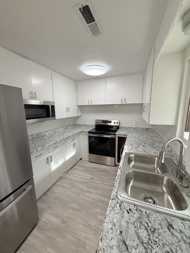 Building Photo - 288 W Diagonal #A 3 Bed/2 Bath