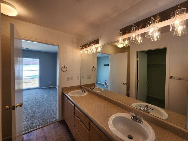 Building Photo - Great 3 Bed Ranch Style Home In Green Valley Ranch Neighborhood