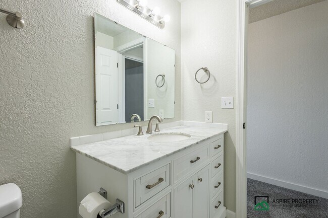Building Photo - New Renovated 2 Bed 2 bath Townhome
