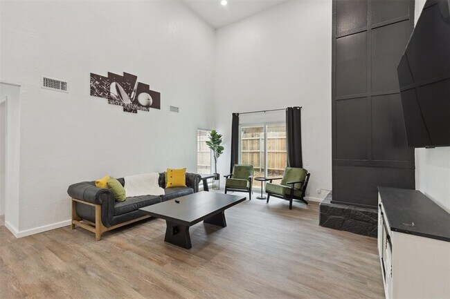 Building Photo - 12508 Green Valley Dr