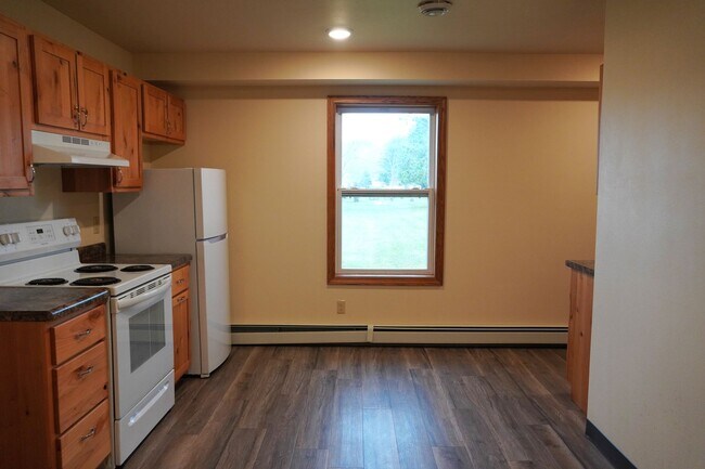 Building Photo - 1 Bedroom, 1 Bath Apartment- All utilities included