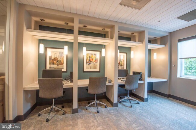 Building Photo - 3101 N Hampton Dr