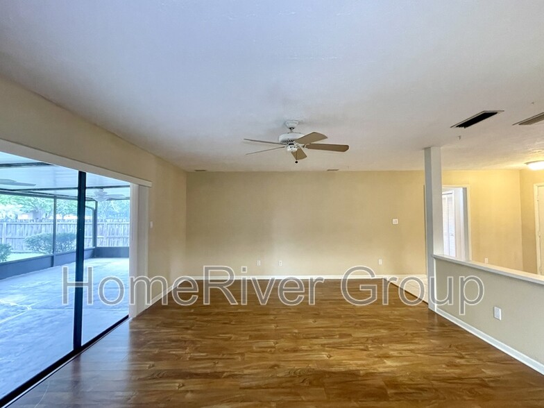 Building Photo - 15720 Country Lake Dr