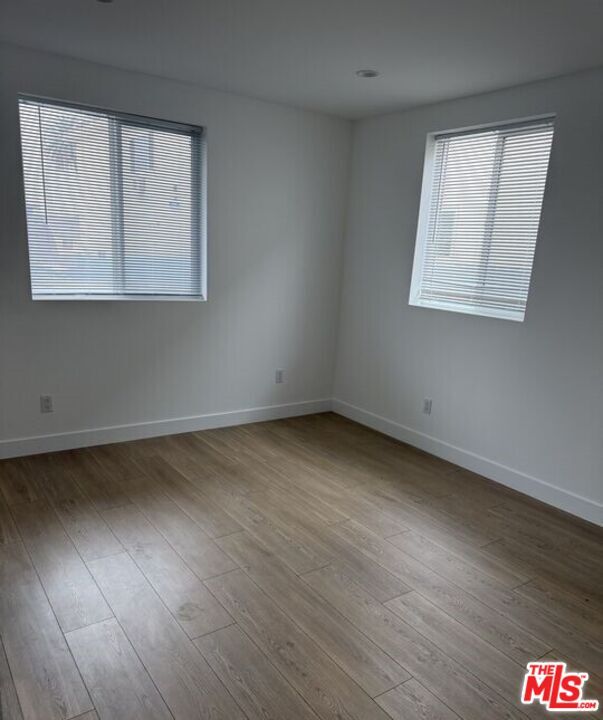 Building Photo - 227 S Park View St