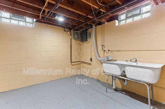 Building Photo - 24034 Meadowlark St