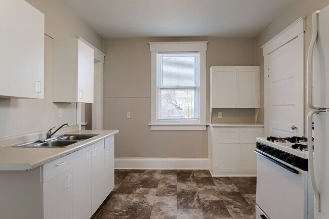 Building Photo - 925/927 Goodhue Blvd