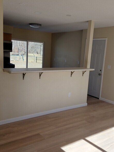 Pass through counter between kitchen and living area - 813 Eastmoor Dr