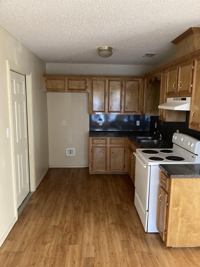 Building Photo - 542 Amigos Ln