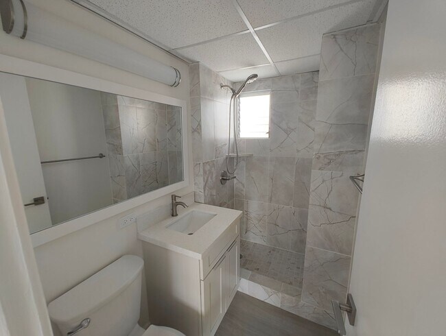 Building Photo - 2bd 2ba in Waikiki – Available Now!