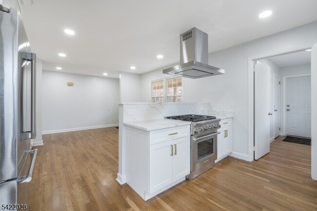 Building Photo - 6 Windsor Way