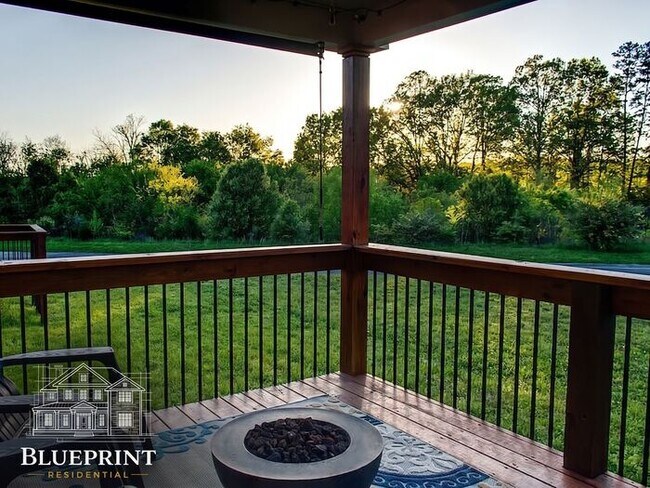 Building Photo - Quiet neighborhood, great neighbors, great ranch layout with beautiful covered back deck!