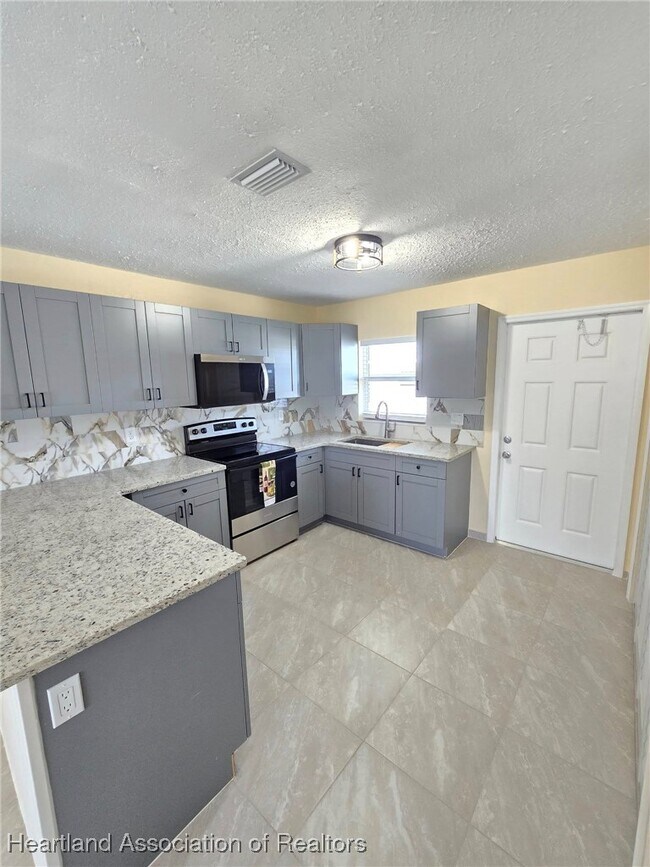 Building Photo - 613 Memorial Dr