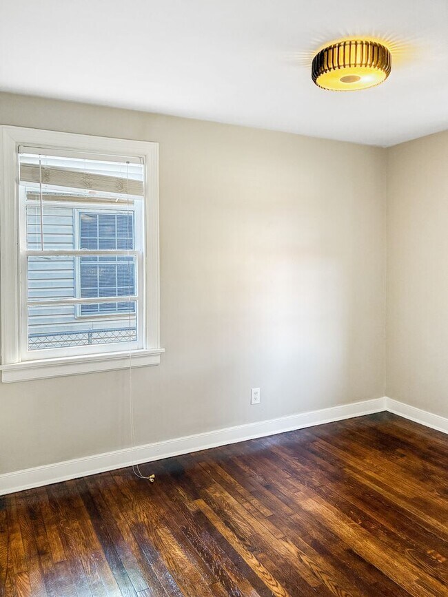 Building Photo - Newly Remodeled 3 Bedroom Home - Northside...
