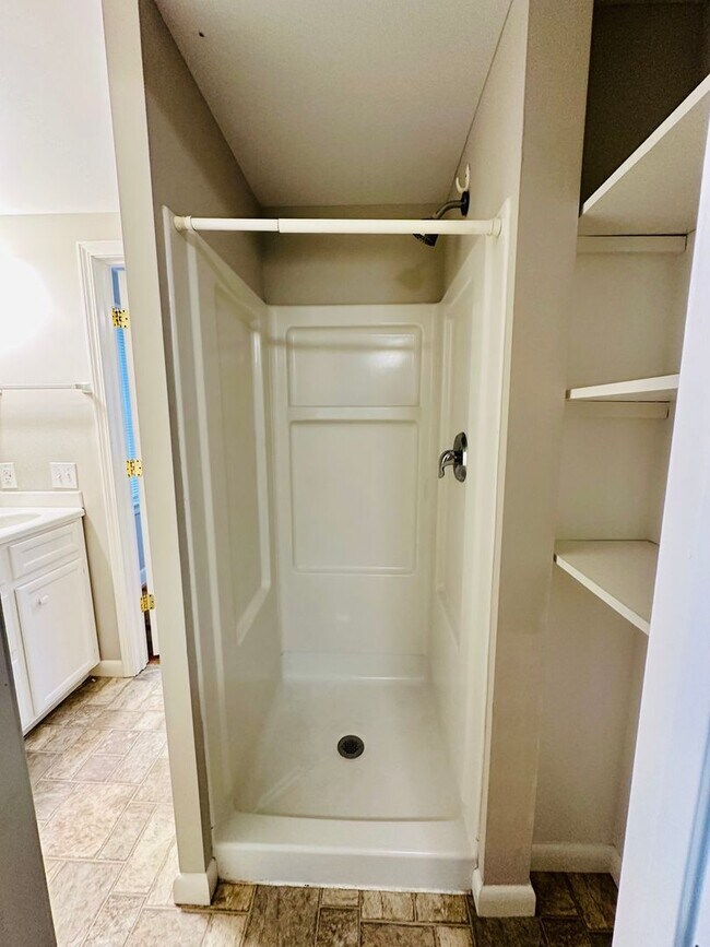 Building Photo - HINTON AVENUE - 4 Bedroom - Perfect for UNCW/Students Welcome & minutes to Wrightsville Beach!