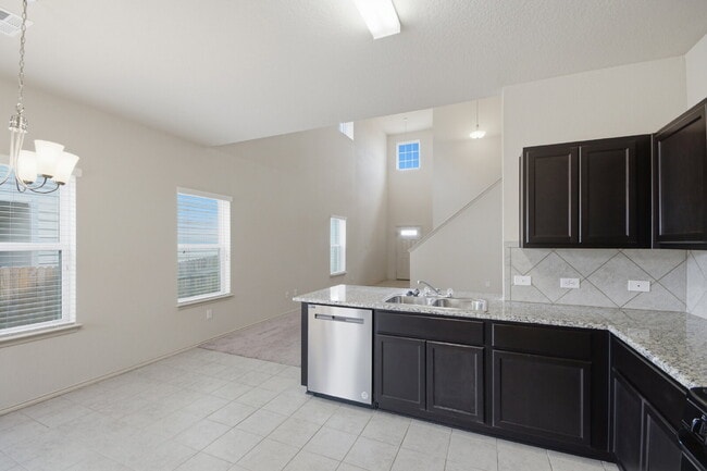 Building Photo - "Charming San Marcos Retreat: Spacious 3-Bedroom Home with 2.5 Baths on Lake Glen!"