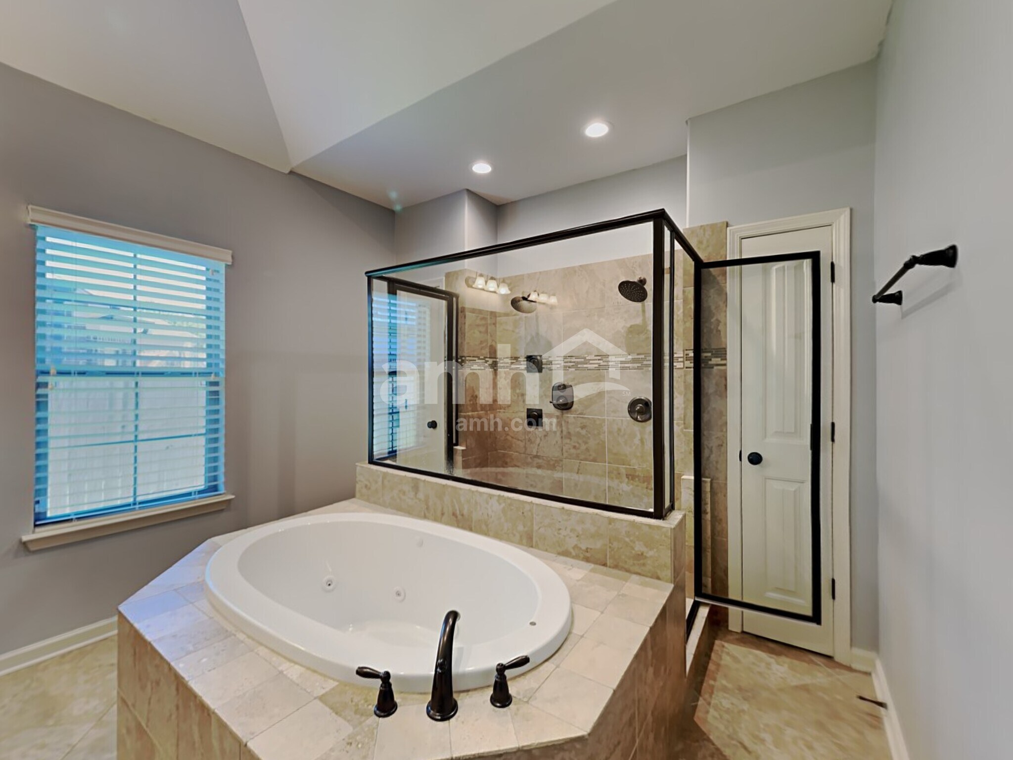 Building Photo - 45 Donna Lyn Dr