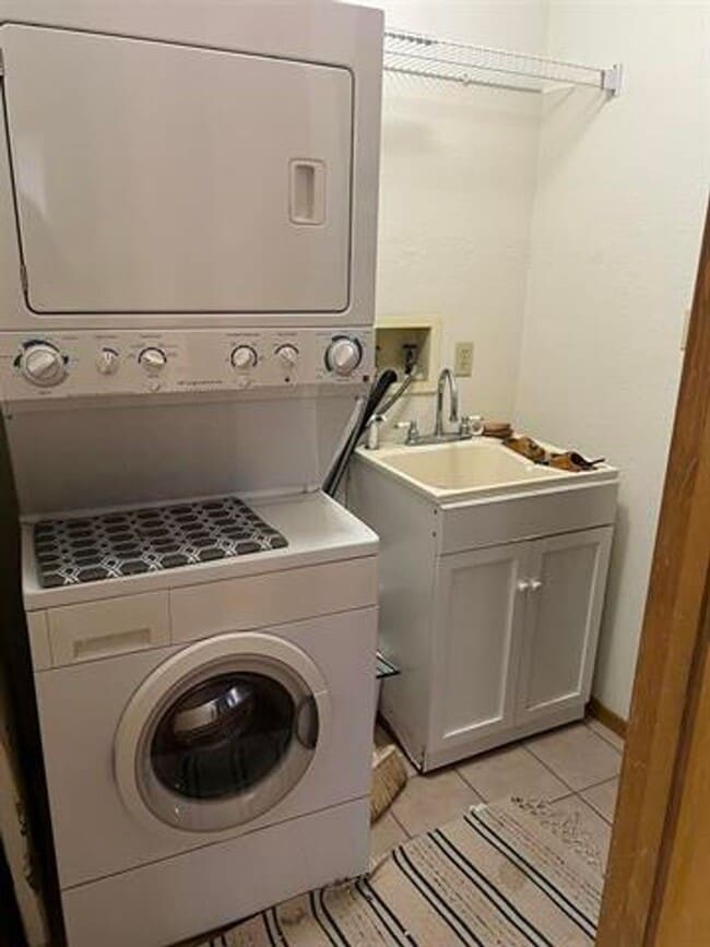 Building Photo - Lovely 3 Bedroom 2 bathroom home with pool