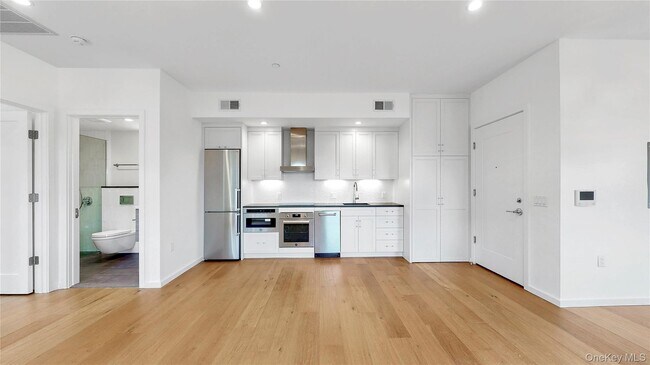 Building Photo - 16 N Main St