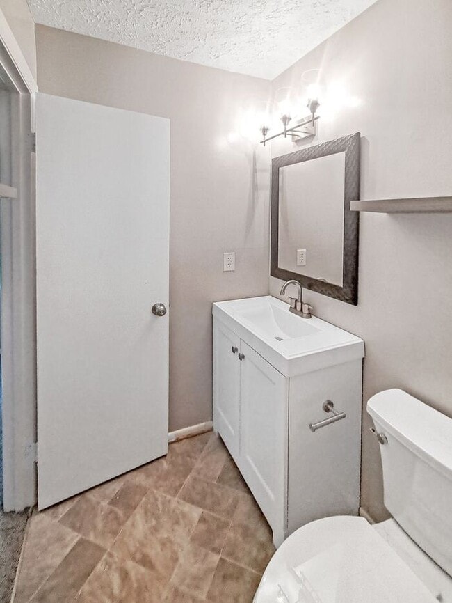 Building Photo - Gorgeous End Unit 2-Level Townhome in Wald...