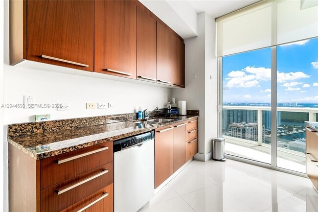 Building Photo - 16001 Collins Ave
