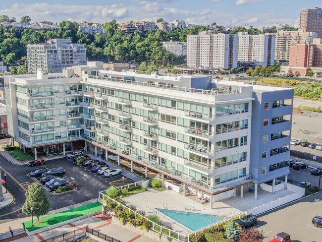 Building Photo - 1/Bedroom at Edgewater's top waterfront location.