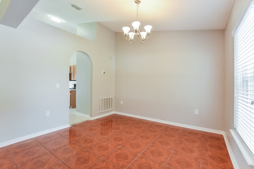 Building Photo - 421 Eagle Dr
