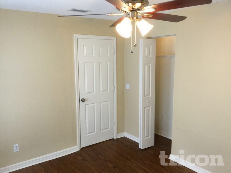Building Photo - 2025 Helm Ln