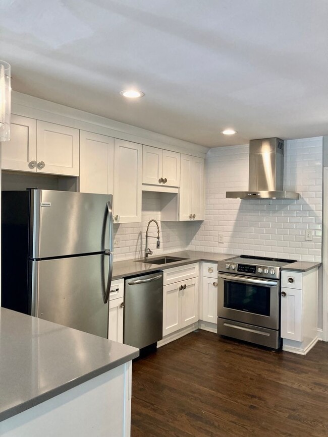 Building Photo - Impeccable 2 Bedroom, Fully Renovated in N...